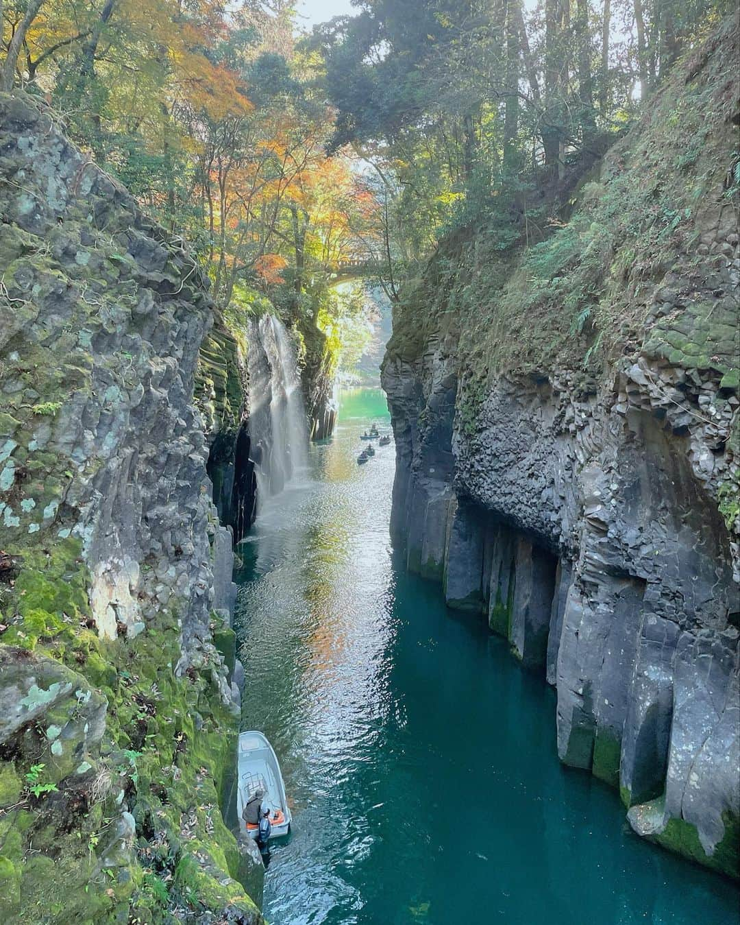 岡安弥生のインスタグラム：「迫力の美しい絶景❗️高所恐怖症の私は足を震わせながらも、幻想的で神秘的な世界にどっぷり浸ってしまいました✨ あら、オーブ？😳 #高千穂峡#絶景#パワースポット#幻想的#神秘的#迫力すごい#切り立った断崖#峡谷#雄大#澄んだ空気#天孫降臨#オーブ#神話#宮崎」