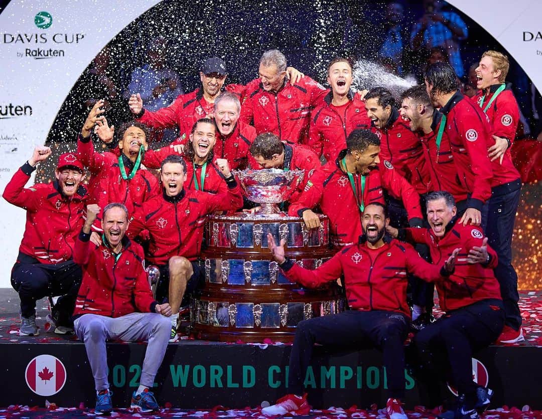 デニス・シャポバロフさんのインスタグラム写真 - (デニス・シャポバロフInstagram)「WORLD CHAMPIONS  🇨🇦 🏆!!!!!!!!!! @daviscup」11月28日 2時14分 - denis.shapovalov