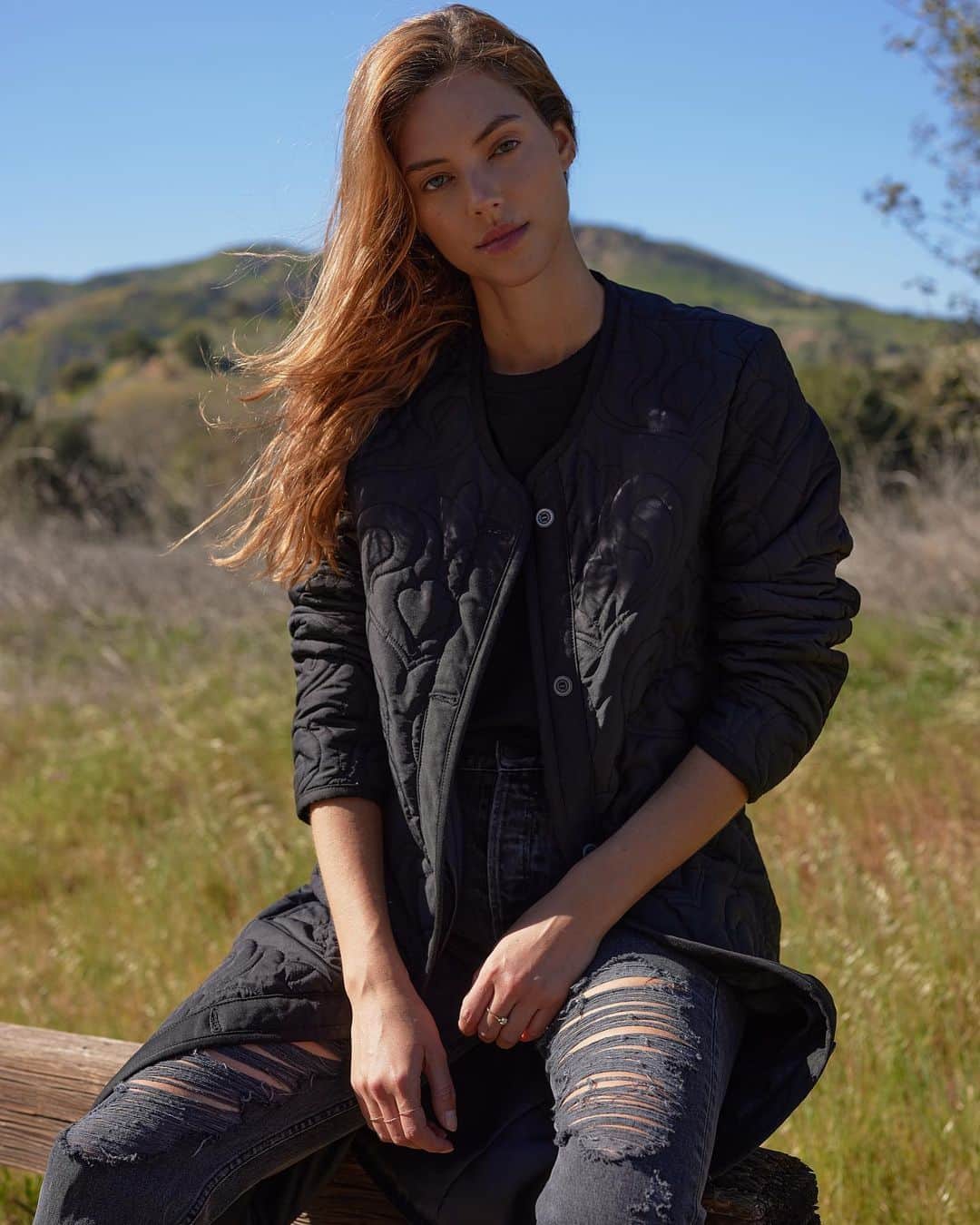 シーウィーのインスタグラム：「Keep the #HolidayStyle going with up to 60% off at the #BlackFridaySale」