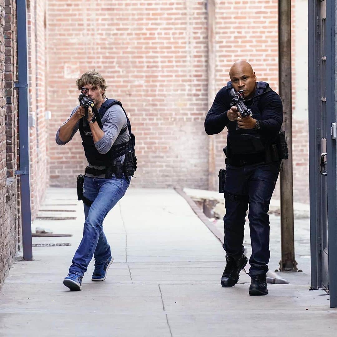 エリック・クリスチャン・オルセンのインスタグラム：「Working with the GOAT @llcoolj again on TONIGHTS all NEW Ep of @ncisla. Sidebar: On roadtrips with the kids we go through each decade of music, talking about the artists and the evolution of each genre. From Billie Holiday and the big bands of the 40's to the birth of rock and roll, folk, pop, and hip hop. Esme's in love with 90's rock and always asks for the Red Hot Chili Peppers on the drive to school. Wyatt loves Led Zeppelin and 70's rock and early 90's Hip Hop. I say all that, to say this -- My kids have never seen NCIS LA but knowing that their dad takes down bad guys at work with LL Cool J gives them massive clout on the playground. #rockthebells #LFG」