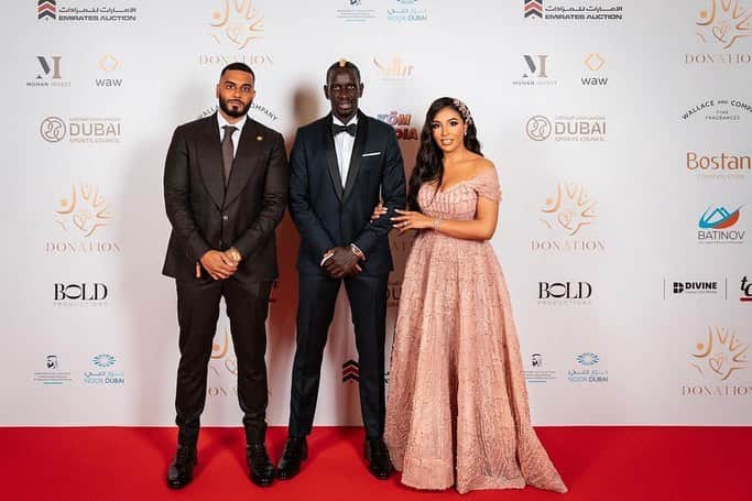 のインスタグラム：「« The Gala des Étoiles » first edition in Dubaï #RedCarpet 🔴🌟📸 The place to be for the good cause ! #AmsakFamily  @amsak.donation 🖐️🤚🏻✋🏾✋🏿🌍  Key Partners :  @dubaisc  @noordubai  @emiratesauction   Sponsors :  @bostani  @wallaceand.co   #charitygala #auction  #football #charity #charityevent  #dubai #worldcup #uae #amsak #footballplayers #soccer」
