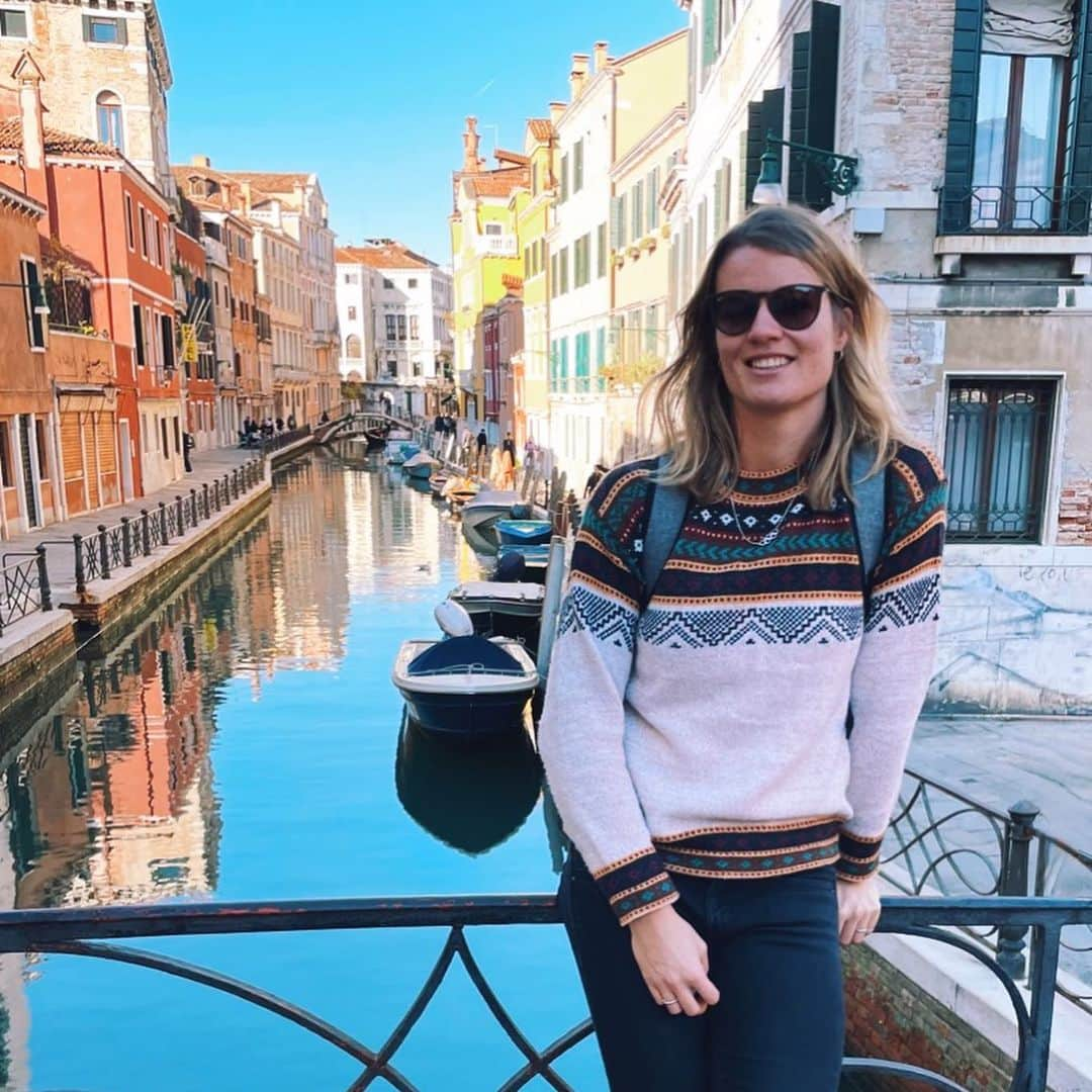 ダフネ・シパーズのインスタグラム：「Lovely day in Venice today! ❤️🤍💚」