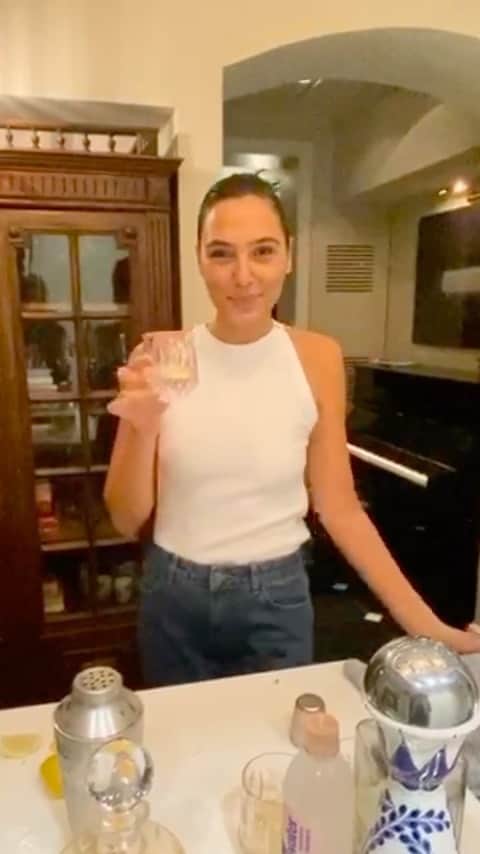 ガル・ガドットのインスタグラム：「It’s always 5 o’clock somewhere 😜」