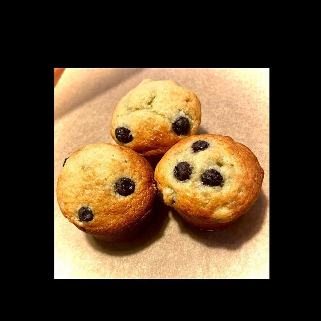 平野ジェニファーさんのインスタグラム写真 - (平野ジェニファーInstagram)「Starting the week with a happy stomach full of these amazing blueberry muffins!!! @delta_international_japan Sent me the best jar of blueberries and they bursting full of flavor and are super easy to use in any recipe or great to add in yogurt or cereal. Incase you want to make this recipe I’ve posted it below.   #baking #hungry #instadaily #foodie #sweettooth #baker #japan #fresh #instagood #feedme #muffins #instaphoto #love #protein #likeforlikes #bakery #recipe #madewithlove #oregon #flavorful #tasty #snack #cheatday   Blueberry muffins   150g unsalted butter (room temperature) 250g granulated sugar  3 eggs (room temperature)  1.5 teaspoon vanilla  340g Greek yogurt  55g milk 320g flour (bread flour or all purpose)  1/2 teaspoon baking soda  2 teaspoon baking powder 1/2 teaspoon salt 2.5 cups blueberries @delta_international_japan   Directions: Wet ingredients: •Combine the butter and salt until light and fluffy (kitchen aid use the paddle attachment and mix for about five minutes)  •Add the eggs one at a time  •Add the vanilla  •Add in the Greek yogurt and milk  Dry ingredients: •In a separate bowl sift the flour,baking soda, baking powder and salt  •Slowly add in the dry ingredients into the wet ingredients until just barely combined  •fold in the blueberries  ***to avoid the blueberries sinking to the bottom lightly coat the blueberries in flour and then fold the blueberries into the batter***  •Heat the oven to 180c  •Pour the batter into muffin tins 3/4 of the way and bake for approx. 25 min」11月28日 4時52分 - hiranojennifer