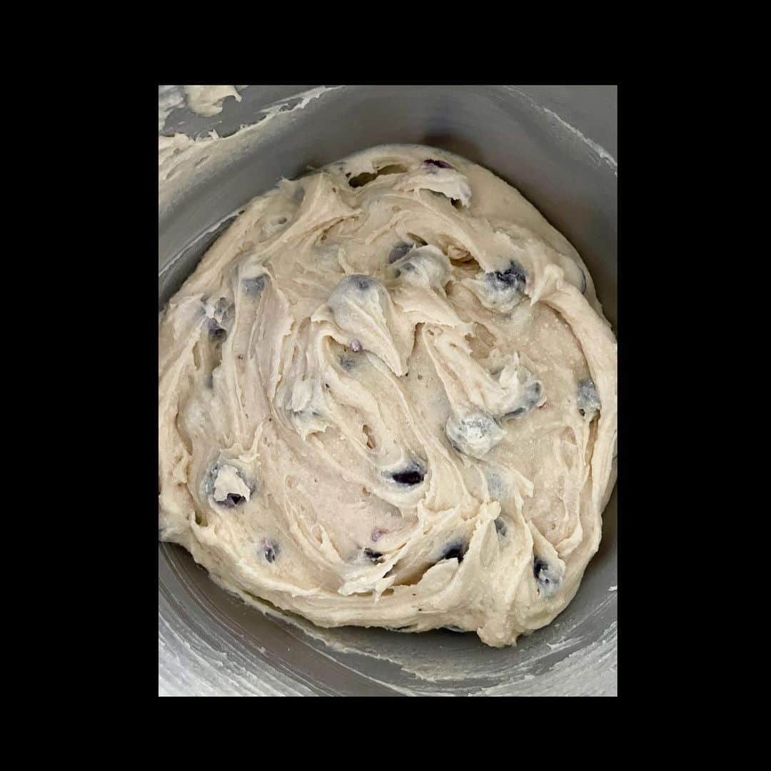 平野ジェニファーさんのインスタグラム写真 - (平野ジェニファーInstagram)「Starting the week with a happy stomach full of these amazing blueberry muffins!!! @delta_international_japan Sent me the best jar of blueberries and they bursting full of flavor and are super easy to use in any recipe or great to add in yogurt or cereal. Incase you want to make this recipe I’ve posted it below.   #baking #hungry #instadaily #foodie #sweettooth #baker #japan #fresh #instagood #feedme #muffins #instaphoto #love #protein #likeforlikes #bakery #recipe #madewithlove #oregon #flavorful #tasty #snack #cheatday   Blueberry muffins   150g unsalted butter (room temperature) 250g granulated sugar  3 eggs (room temperature)  1.5 teaspoon vanilla  340g Greek yogurt  55g milk 320g flour (bread flour or all purpose)  1/2 teaspoon baking soda  2 teaspoon baking powder 1/2 teaspoon salt 2.5 cups blueberries @delta_international_japan   Directions: Wet ingredients: •Combine the butter and salt until light and fluffy (kitchen aid use the paddle attachment and mix for about five minutes)  •Add the eggs one at a time  •Add the vanilla  •Add in the Greek yogurt and milk  Dry ingredients: •In a separate bowl sift the flour,baking soda, baking powder and salt  •Slowly add in the dry ingredients into the wet ingredients until just barely combined  •fold in the blueberries  ***to avoid the blueberries sinking to the bottom lightly coat the blueberries in flour and then fold the blueberries into the batter***  •Heat the oven to 180c  •Pour the batter into muffin tins 3/4 of the way and bake for approx. 25 min」11月28日 4時52分 - hiranojennifer