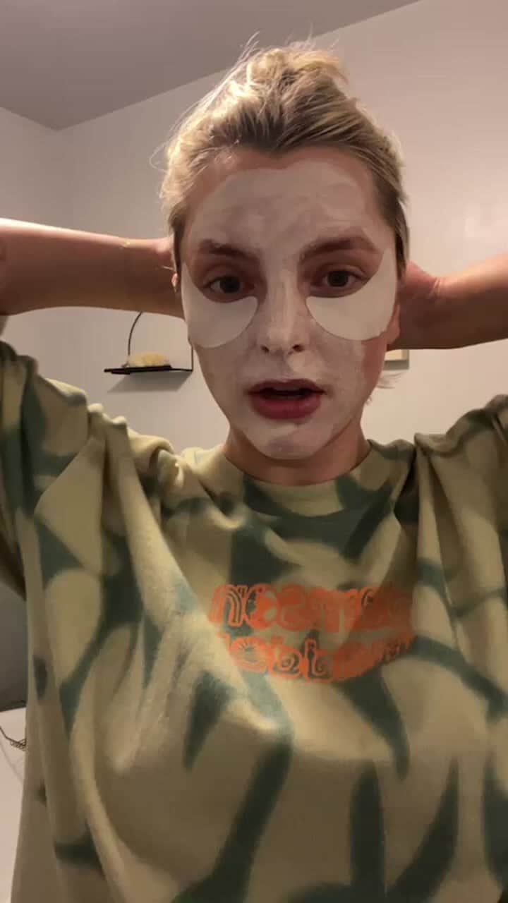 Estée Lalondeのインスタグラム：「Sunday night get unready with me!   20% off site wide on @mirrorwater.earth  go go go!」