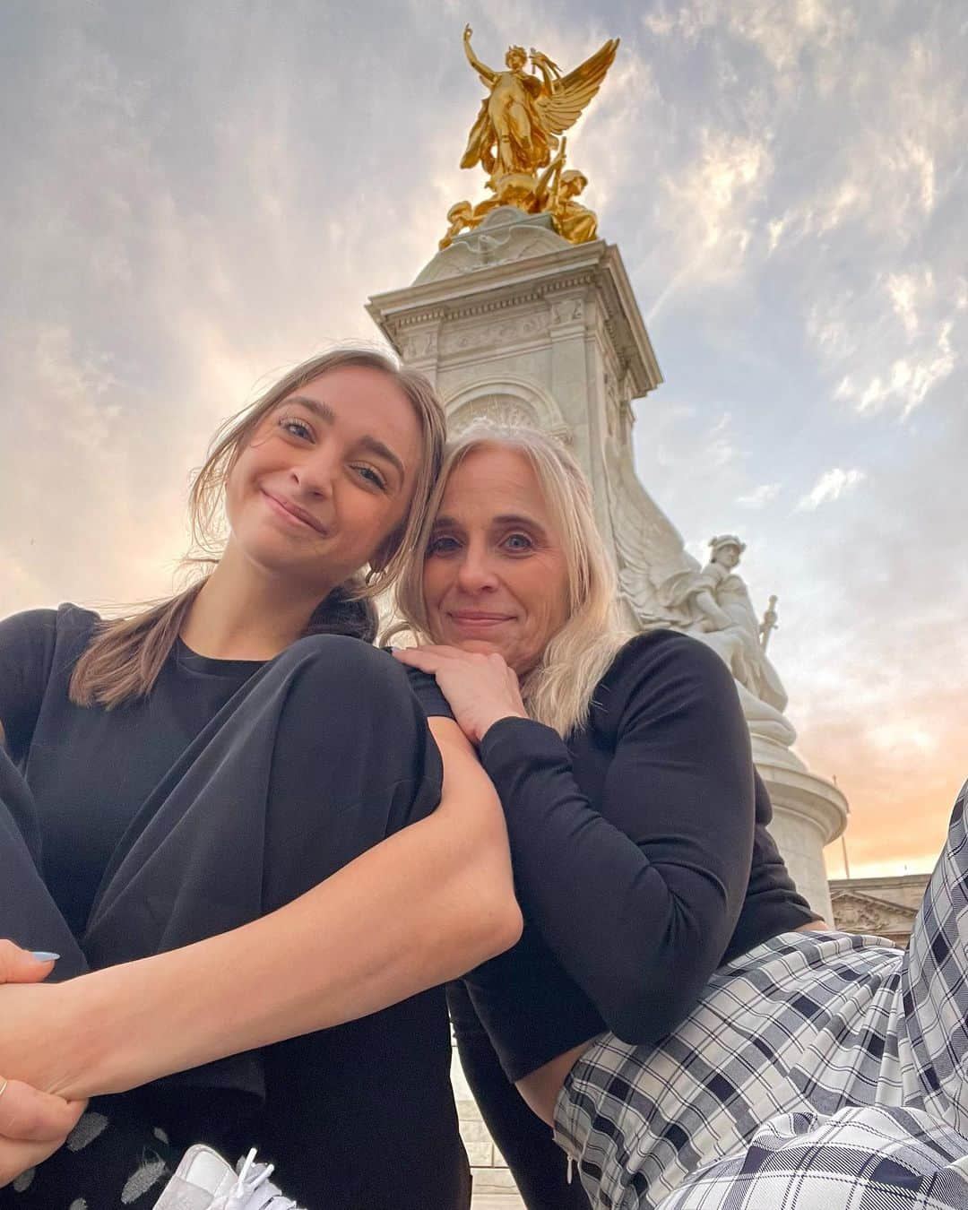 ペイトン・アーンストのインスタグラム：「Happy Birthday to my beautiful momma and my favorite travel buddy♥️」