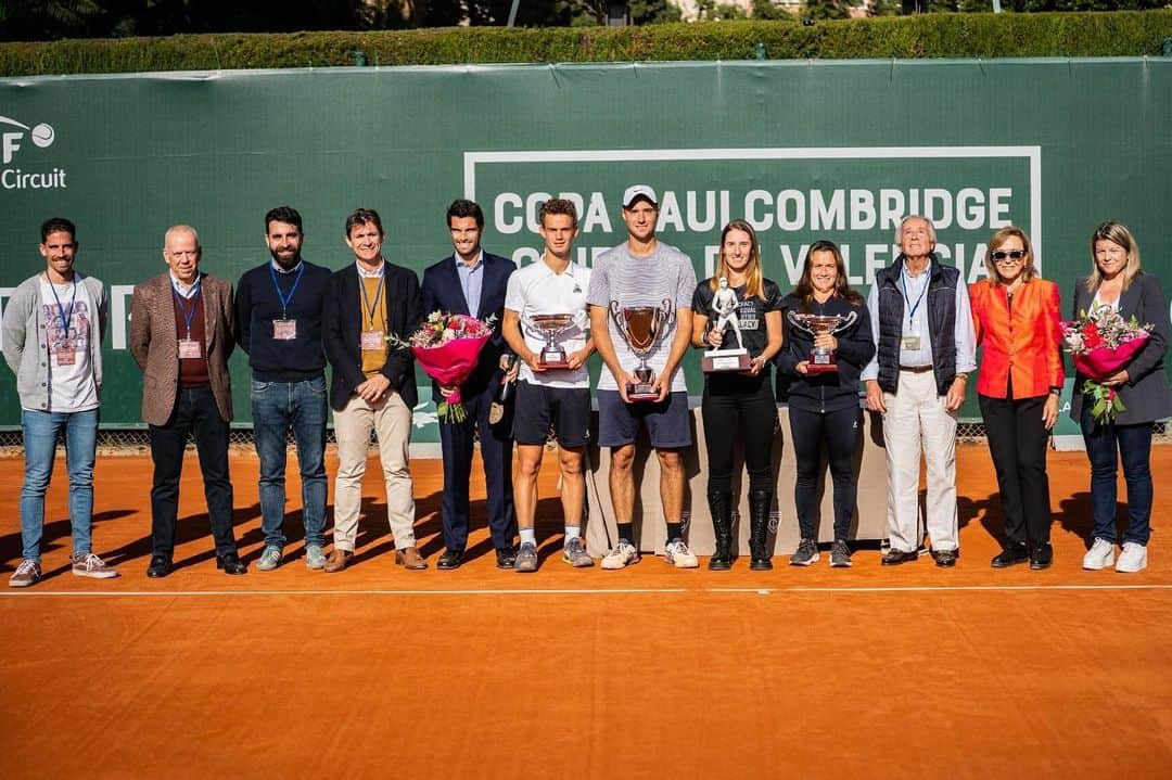 パブロ・アンドゥハルのインスタグラム：「Se acaba una semana muy especial , primera vez como director de un torneo que me hacía mucha ilusión recuperar: La Copa Faulcombridge. Hemos tenido imprevistos ,  tensión, nervios pero hemos tratado de capear el mal tiempo y dar la mejor versión de nosotros . Gracias a todos y cada uno de los  que habéis hecho esto posible. La @copafbvalencia no ha hecho nada más que empezar, esperamos repetir y mejorar.」