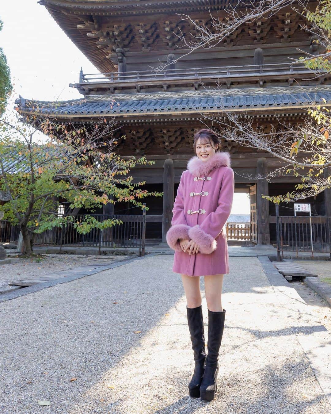 橘香恋のインスタグラム：「おはようございます🥰 ⁡ 前回の投稿に いいねとコメントありがとうございます✨ ⁡ ⁡今週も一緒に頑張りましょうっ✊🏻✨ ⁡ ⁡ ⁡ ⁡ #橘香恋 #岡崎市 #コート #ロングブーツ」