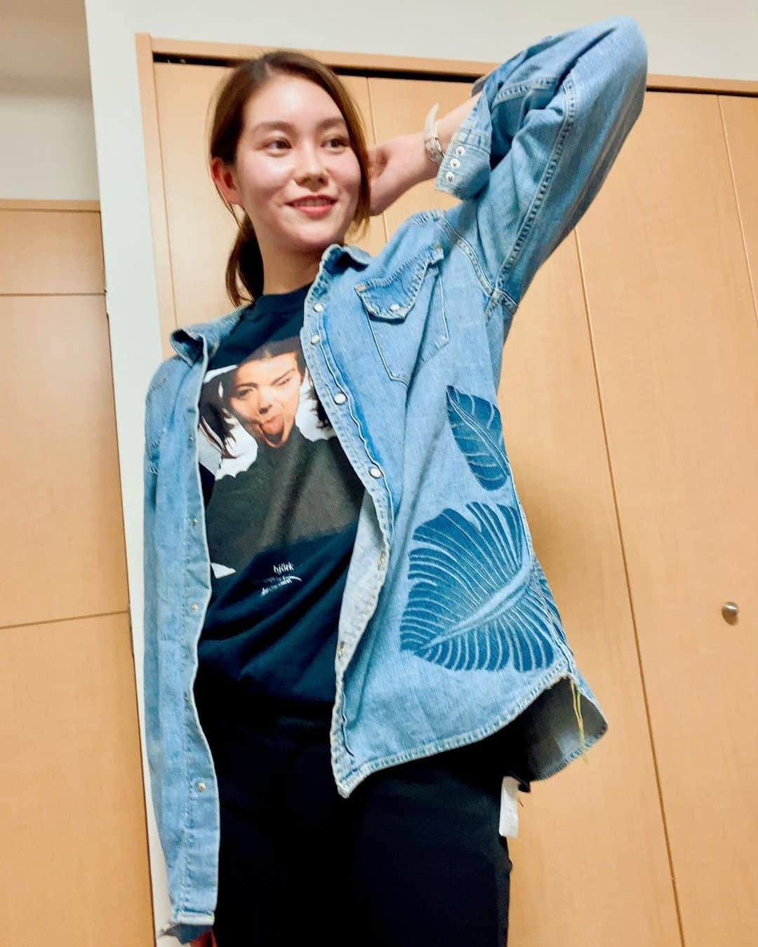 大塚莉奈のインスタグラム：「#レミレリーフ #レミレリーフデニムシャツ #ジャーナルスタンダード #tシャツ女子 #黒パンツ #デニムシャツ #ポニーテール女子 #コーディネート記録 #remirelief」