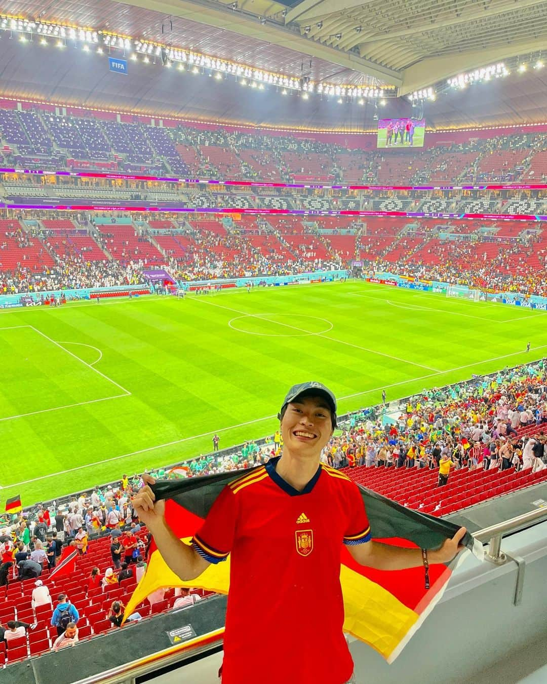 りゅートリックスさんのインスタグラム写真 - (りゅートリックスInstagram)「It’s such an intense match🇪🇸🇩🇪 Thanks @qatarairways for inviting me! ・ ・ 日本がコスタリカに負けて意気消沈気味でしたが、ドイツ対スペインの最強カードの試合をワールドカップで見れるのはサッカーファンとして最高の経験でした！！！！ ・ #qatarairways #fifaworldcup #qatar2022 #discoverqatar」11月28日 7時09分 - ryutricks