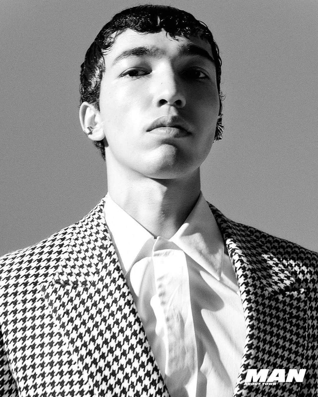 のインスタグラム：「Thank you so much 💥  @_manabouttownuk x @alexandermcqueen   Shot by @smiggi  Styling by @kieranfenney  Hair by @krishairstylistsmith  Makeup by @shanimush Editor director @huwgwyther  Editor @scarlintheshire  Production @scarlintheshire @morganemillot」