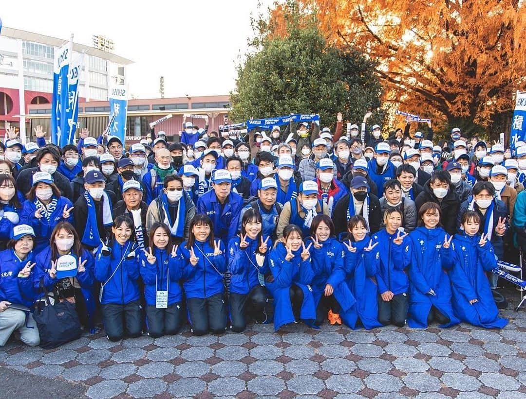 卜部蘭のインスタグラム：「クイーンズ駅伝🏃‍♀️ 応援ありがとうございました🙇‍♀️！  準優勝🥈 2区区間賞🏅  初めて経験する有観客の中でのクイーンズ駅伝｡ 応援がとても心強く､力になりました🙇‍♀️✨  怪我が続き思うように練習が詰めない中で不安もありましたが､トレーナーさんをはじめ多くの方々にサポートしていただき､一週間前になんとか痛みが軽減して走ることができました｡沢山の方々のお力があっての出場｡クイーンズ駅伝は今回で3回目の出場でしたが､一番走れることへのありがたみを感じながらの出走となりました｡感謝の気持ちでいっぱいです。  昨年優勝を経験し､応援してくださる方々と一緒に喜べる嬉しさを感じました｡だからこそ､再び応援してくださる方々と一緒に喜びを分かち合えるよう､日本一を目指して頑張りたいと思います！  これからも積水化学の応援をよろしくお願いいたします🙇‍♀️！  #クイーンズ駅伝 #積水化学  #駅伝 #宮城  #仙台」