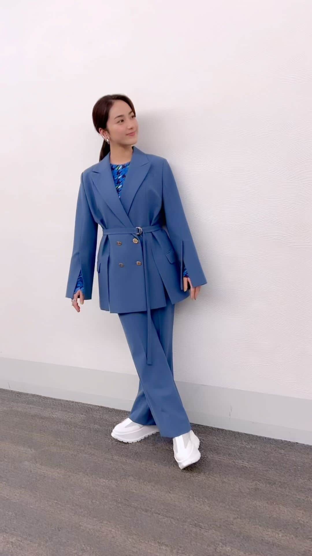 平祐奈のインスタグラム：「🧑‍🎓🗺📚 今夜20:20からテレビ朝日「Qさま！！」に出演します  とっても難しかった… みなさんの凄さを改めて実感しました！🔥 初クイズ！ぜひご覧ください。  jacket,pants : @murralofficial  boots : @unitednude  Styled by @limleanlee   #Qさま」
