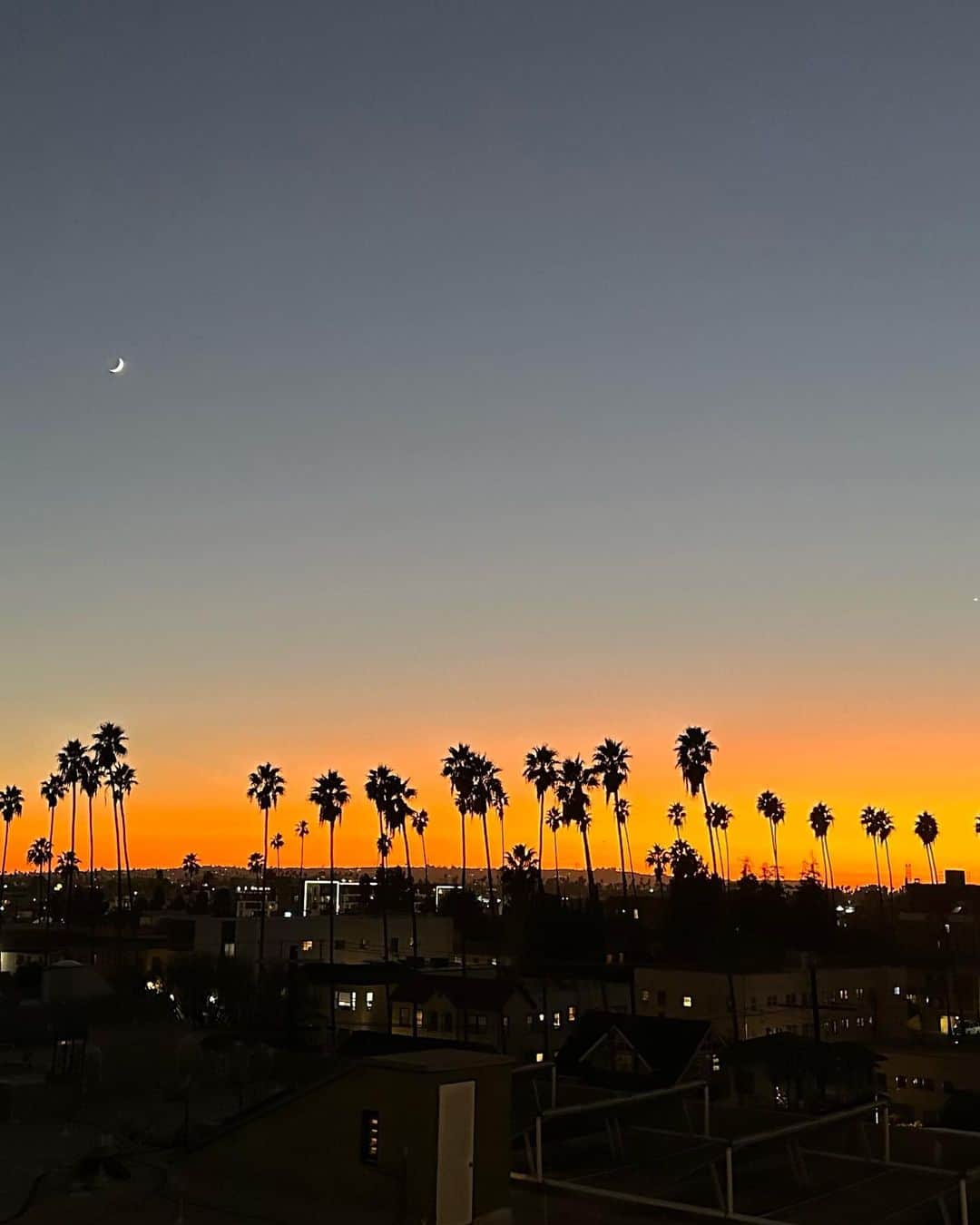 大川優介さんのインスタグラム写真 - (大川優介Instagram)「LAの夕日が美しすぎたので... 久しぶりの写真投稿！  ということで11月末からアメリカ,ロサンゼルスに滞在しています。  3年前からLAに留学する！ そんなYouTube動画を出すくらいずっとLAに行くことを夢見ていましたが、ようやく達成したようです。  LAにいる理由としては様々ですが、 何よりも一番の目的は今開発している記録手段=カメラ開発をより進めていくことです。  日本にいると物理的に発生してくるネガティブな問題が多くありますが、アメリカにはありません。  全てが0からです。  ようやくアメリカで憧れのガレージ(厳密にはアパートw)から多くの失敗をしてきた僕らTranSe Inc.の第2の起業ともいえる物語が始まります。  1年後には製品化を目指し、 誰もが簡単に思い出を動画で残せるようなプロダクトを作るのでどうか楽しみにお待ちください。  今後とも応援のほど宜しくお願い致します。  Yusuke Okawa 大川優介」11月28日 17時12分 - yusukeokawa