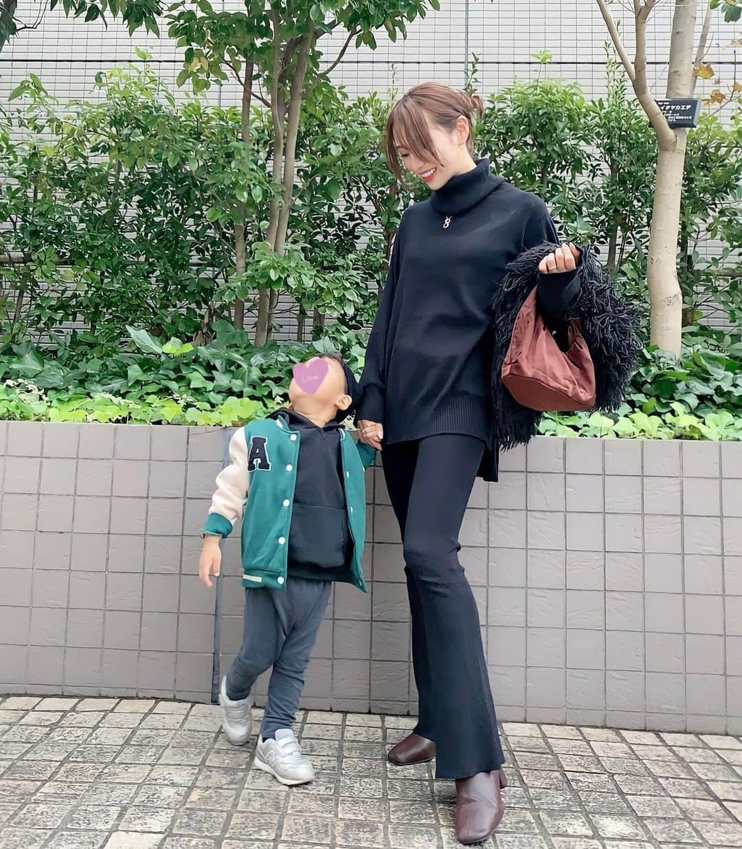 一ノ瀬恋のインスタグラム：「📸♥️  #ootd  シンプルだけどかっこいい商品がたくさんあるショップの @anyoneglarel_official のセットアップ😎 大人かっこよく着れちゃう💕 セットアップだけど別々で着ることもできちゃうからヘビロテできちゃう🥸👍  写真撮ってたら息子入ってきて一緒にパシャ📸❤️❤️❤️  #fashion  #cood #coodinate  #30代ファッション  #30代コーデ デ  #くびれヘアー #イエベ春 #骨格ウェーブ #アクティブキュート  #男の子のママ  #AnyoneGlarel #anyoneglarel #エニワングラレル」