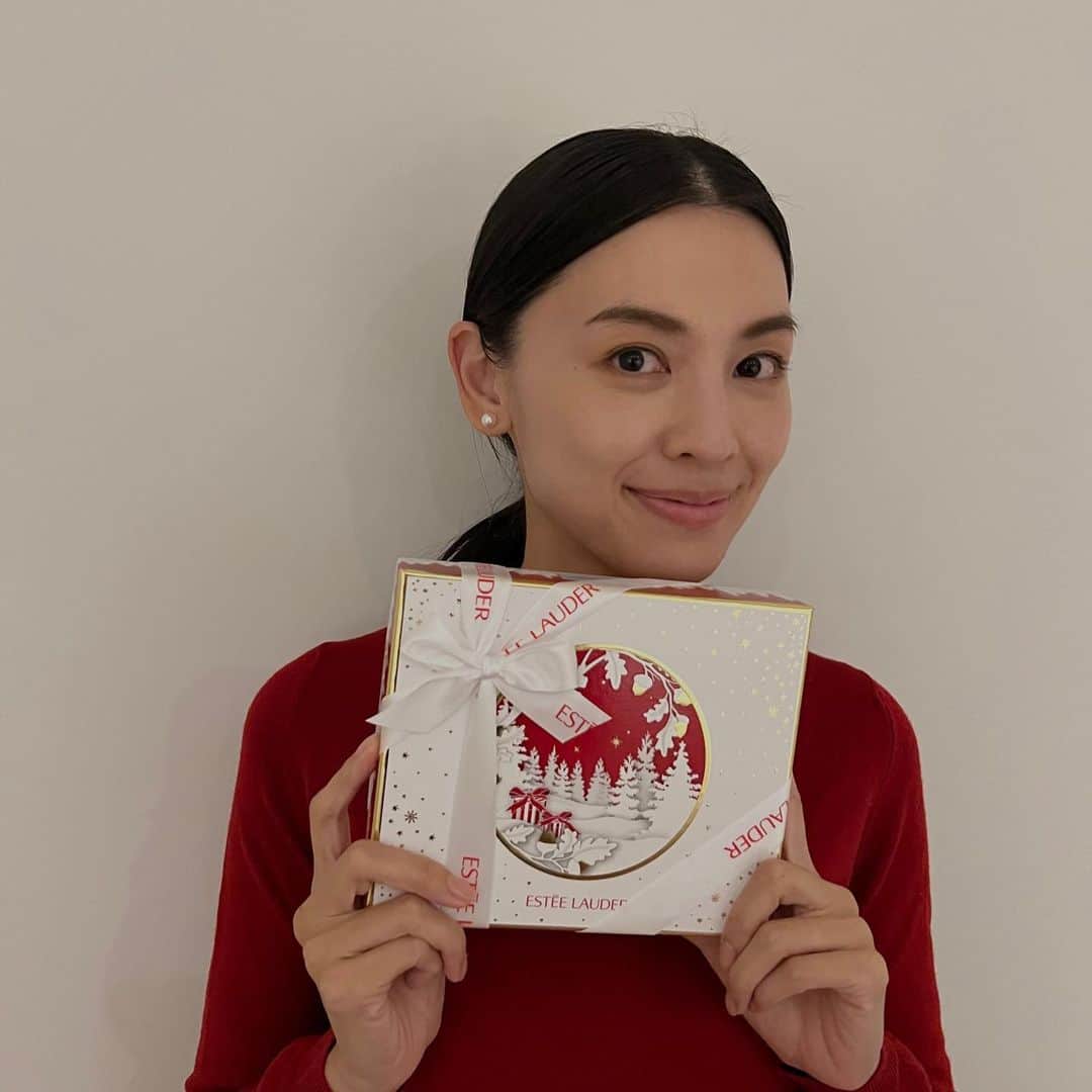 申真衣のインスタグラム：「そろそろプレゼントの準備❤️❄️🎄🎅🏼 ブランドインフルエンサーを務める @esteelauderjapan からも、お得で心躍るスペシャルセットがたくさん登場🎁✨ 私のいちおしは「アドバンス ナイト リペア セット」🫶🏼 アドバンス ナイト リペア現品にローション アイジェル クリームもついて💯 BOXもプレゼントにぴったりです❤️   @esteelauderjapan #エスティローダー #esteelauder #アドバンスナイトリペア」