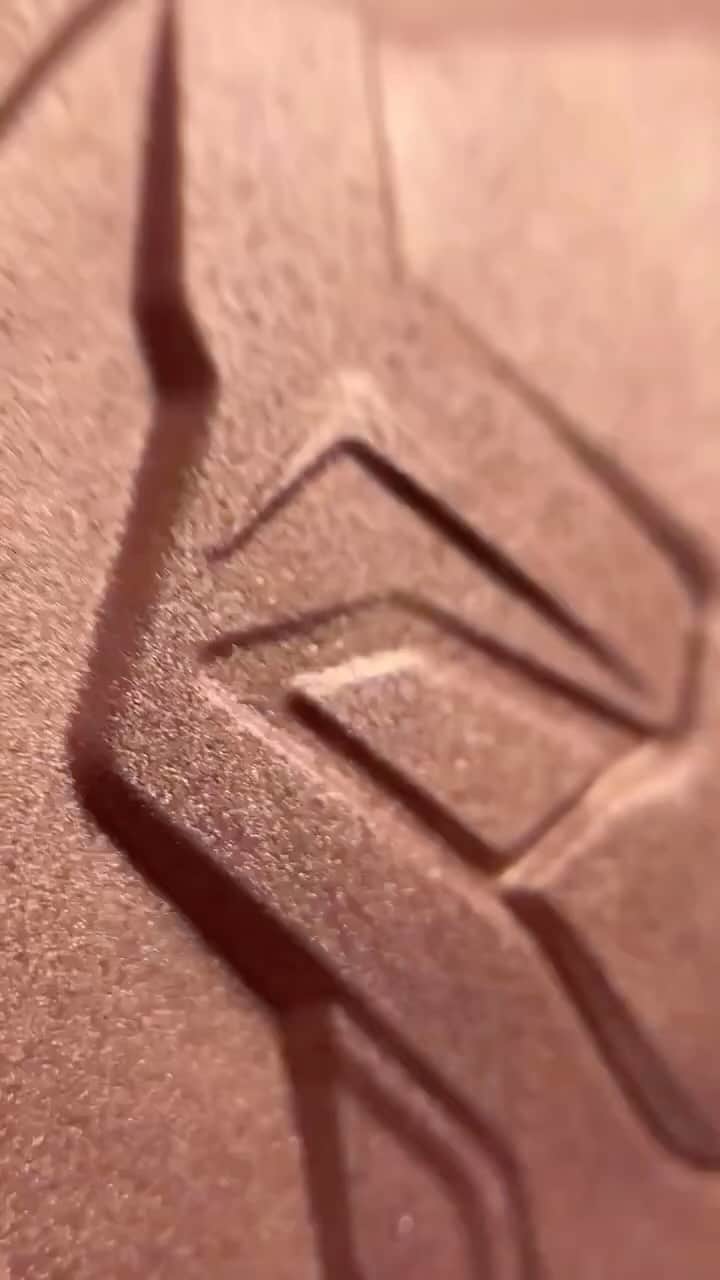M∙A∙C Cosmetics Japanのインスタグラム：「全国の劇場で大ヒット上映中のマーベル・スタジオの映画最新作『ブラックパンサー／ワカンダ・フォーエバー』と M·A·Cがコラボレーション✨  王族のような輝きを放つメタリックな仕上がりのハイライター💎頬と目元に圧倒的な輝きを纏って👑✨  ■エクストラ ディメンション スキンフィニッシュ：  -ロイヤル バイブランシー（チョコレート ブロンズ）  ⓒ2022 MARVEL  #MACxWakandaForever #WakandaForever #MACワカンダフォーエバー #ワカンダフォーエバー」