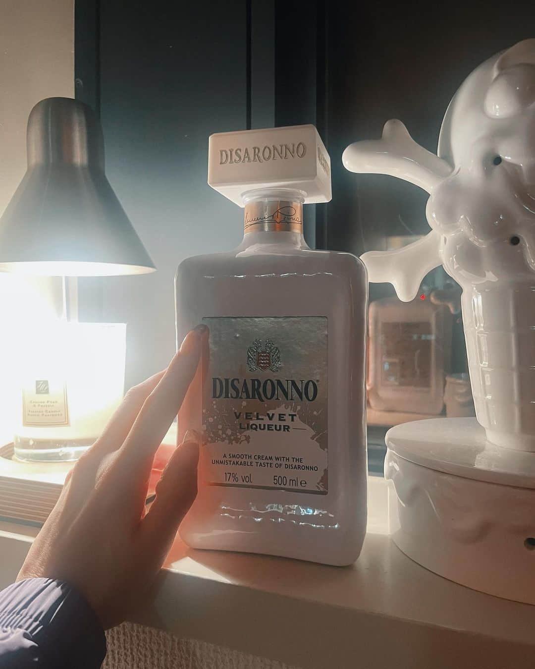 Niinaのインスタグラム：「DISARONNO VELVET  秋冬はこっちを飲むのも良き♡ バニラが香るミルキーな味🍦 ホットミルクに入れて見よっ 作ったら見せるね🥛  #disaronno #dolcevita  #ディサローノベルベット」