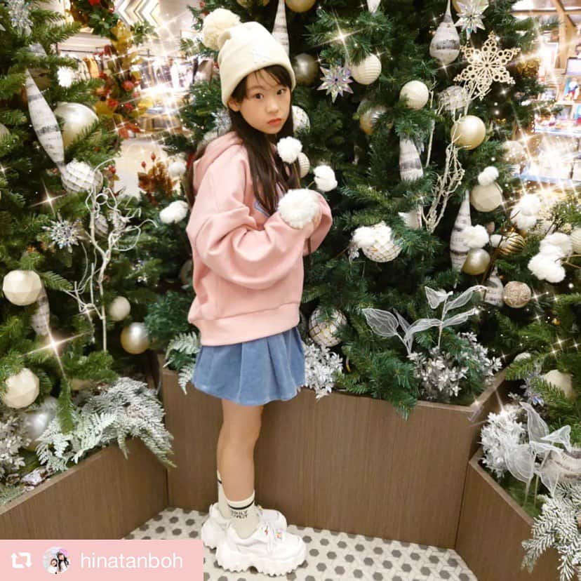 byLOVEiTさんのインスタグラム写真 - (byLOVEiTInstagram)「by LOVEiT♡Christmas Style  今週末はもう12月！ クリスマスツリーやイルミネーション、 バイラビコーデでかわいく撮れた写真を #バイラビクリスマス をつけて投稿してみて♡  こちらは #バイラビインスタガール ひなたちゃん @hinatanboh  の ウィンターパステルコーデ♡ 白いニットキャップのぽんぽんが クリスマスツリーのオーナメントとリンク！  こんなかんじで ステキな投稿をみつけたら ピックアップしちゃいますよ♪  お買いものは @byloveit_official  @narumiyaonline_official  オンラインショップをチェック！  #byloveit #バイラビット  #小学生女子 #小学生コーデ  #キッズコーデ女の子 #こどもふく #js6 #js5 #js4 #js3 #js2 #js1 #ニコプチ #ニコプチキッズ #秋コーデ #秋冬コーデ #冬コーデ  repost @hinatanboh via @PhotoAroundApp  · ·  ｡:+* ﾟ ゜ﾟ *+:｡:+* ﾟ ゜ﾟ *+:｡:+* ﾟ ゜ﾟ *+:｡:+* ﾟ ゜ﾟ *+  · · 発売をずっと楽しみにしてたコーデュロイスカパン💓💓💓 広がり具合いが絶妙で、ちょっとだけ足が細く見えるようなー🤭💕 たっぷりサイズのパーカーととっても合いました💙💙💙  · · 今年最初のクリスマスツリーとの写真🎄 ららぽの中には色々な可愛いツリーが飾ってあって、見て回るのも楽しかったです❤️❤️❤️ · ·  🍒ひなた🐻身長134cm🐰 🍒パーカー／140 🍒スカート／140  · · · @narumiyaonline_official @byloveit_official @byloveit_snap  @byloveit_hakatahankyu · · ｡:+* ﾟ ゜ﾟ *+:｡:+* ﾟ ゜ﾟ *+:｡:+* ﾟ ゜ﾟ *+:｡:+* ﾟ ゜ﾟ *+  #バイラビインスタガール #バイラビット #バイラビ #バイラビコーデ #ナルミヤオンライン #byloveit #ニコプチ  #キッズコーデ #キッズファッション #おしゃれキッズ #キッズヘアアレンジ」11月28日 18時09分 - byloveit_official