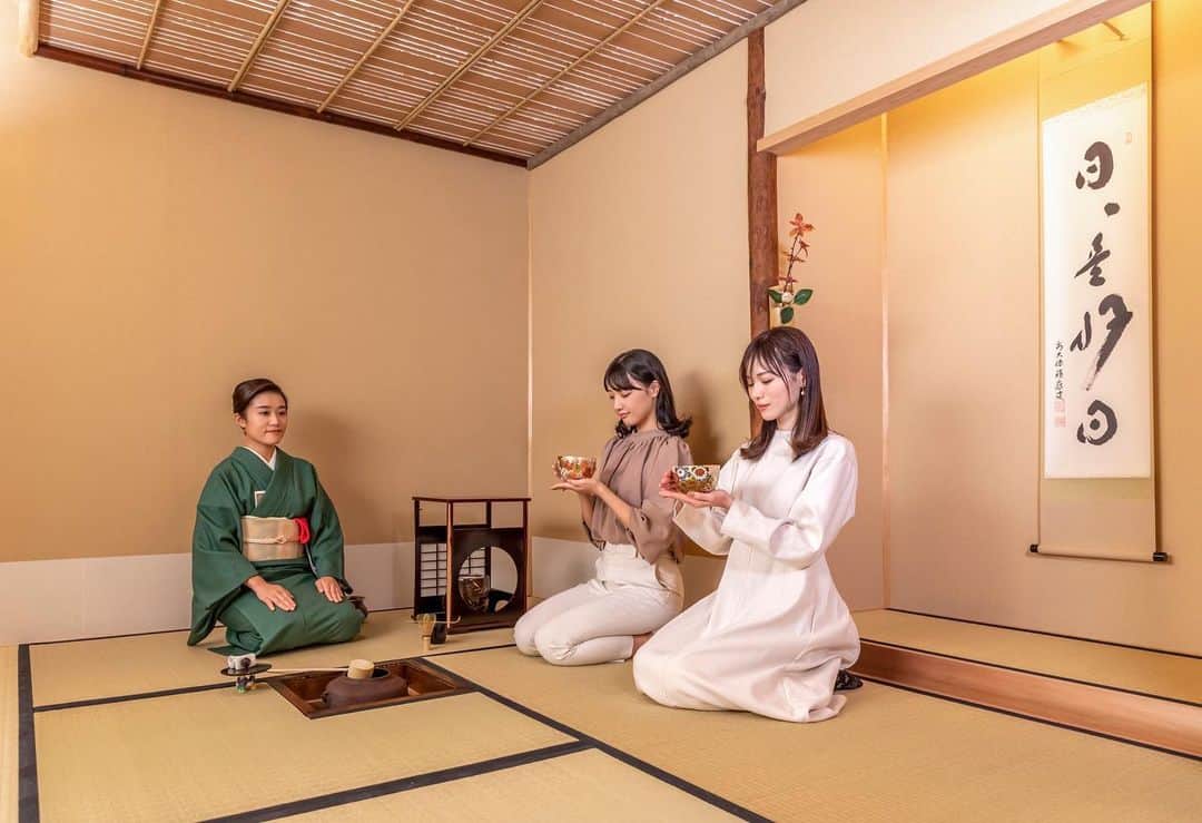 SHIORIのインスタグラム：「✔︎ 「茶の湯のこころ」プロジェクト ⁡ ⁡ 実は先日、@tankosha_chalyu  で茶の湯のこころプロジェクトに参加してきました🫣🍵❤️ ⁡ お茶って敷居が高いイメージだったから 京都に住んでるのに なかなか挑戦できなかったんだけど 今回参加してみて良い意味でイメージ変わりました！✧ ⁡ 先生もすっごく優しくて フランクにお話くださったけど お作法はとってもお上品で。 ⁡ いや、ほんと惚れ惚れした！ ⁡ お茶に関するところだけじゃなくて すべての所作が美しくてため息...🥹🤍 本当に素敵でした。 ⁡ お茶に精通すると 絶対に日常生活も美しく生きられる...！ 少しずつ自分磨き頑張りたい🍀 ⁡ 梅小路西駅から徒歩すぐのホテルの一角にあるので、旅行でも、普段使いでもいきやすいよー☺️🙌 いろんな概念変わるから一回は絶対体験するべき✧ ⁡ https://www.chanoyunokokoro.com ⁡ ⁡ #茶の湯のこころ #京都 #淡交社 #茶瑠 #抹茶 #マナー #自分磨き #自己成長  #初心者歓迎 #Zoom講習 #研修 #平安神宮 #文化庁 #茶の湯 #茶道 #ホテルエミオン京都 #茶の湯体感  #茶道体験 #抹茶 #和菓子 #京都観光 #京都旅行 #日本文化 #和 #梅小路公園  #japan #kyoto #thewayoftea #hotelemionkyoto #chanoyunokokoro」