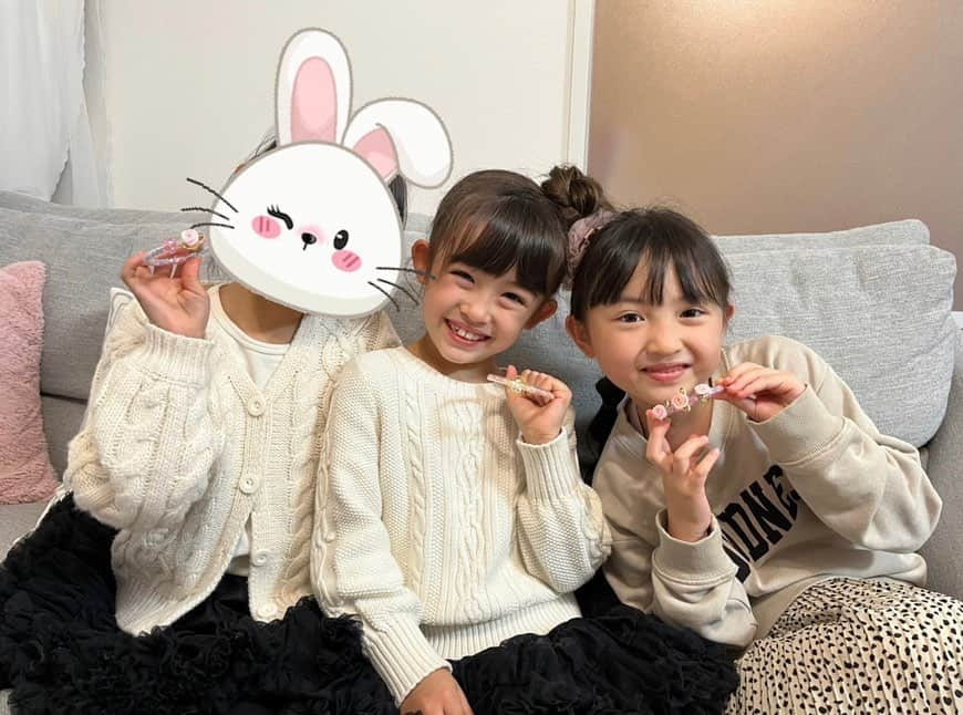 アレン明亜莉クレアのインスタグラム：「🌷  久しぶりに3人で遊ぶことができました♥️  1歳の時からずーっと仲良くしてくれてるお友達♥️  可愛いラテちゃんというワンちゃんに会いに集まりました🌷  次回はいつになるかわかりませんが、コロナがまた落ち着いたらかな〜🫶 楽しみ🌷  #幼馴染 #一年生  #girlsmodel #7歳 #kidsmodel #子どものいる暮らし #女の子コーデ  #インスタキッズ #ig_baby #ig_kids #子役  #ハーフキッズ #ママノワ #mixedkids #女の子モデル #ファッションモデル #ハーフ子役 #mamanokoカメラ部 #instagram_kids #insta_kids #ベビフル #コズレ  #ママリ #キッズフォト  #メアリーちゃん #アレン明亜莉クレア」