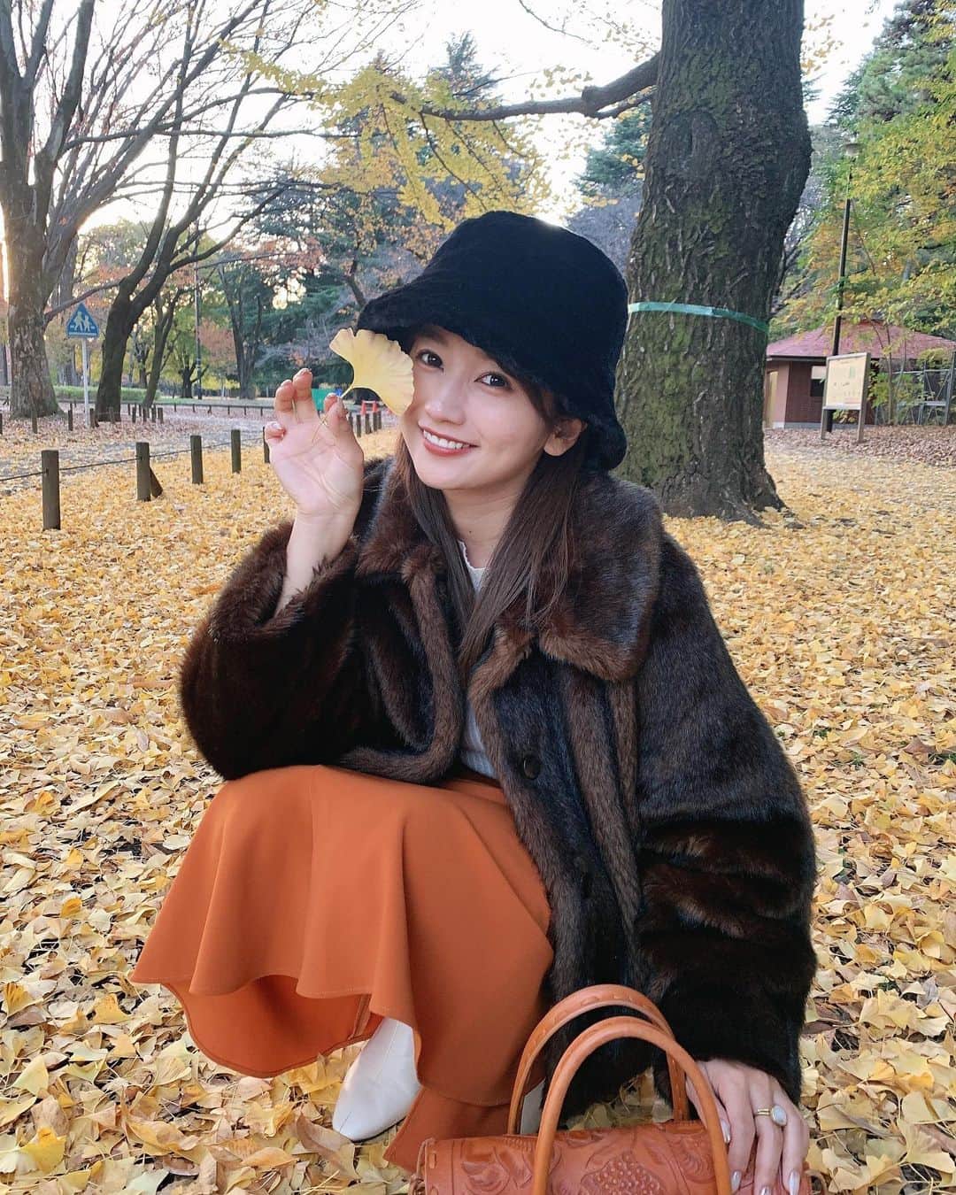 細沼紗花のインスタグラム：「.  day off 🧶 薄めメイクで適当に帽子かぶってぷらっと散歩 黄色の絨毯見れて良かった🐈  . #いちょう#銀杏#いちょうの木」