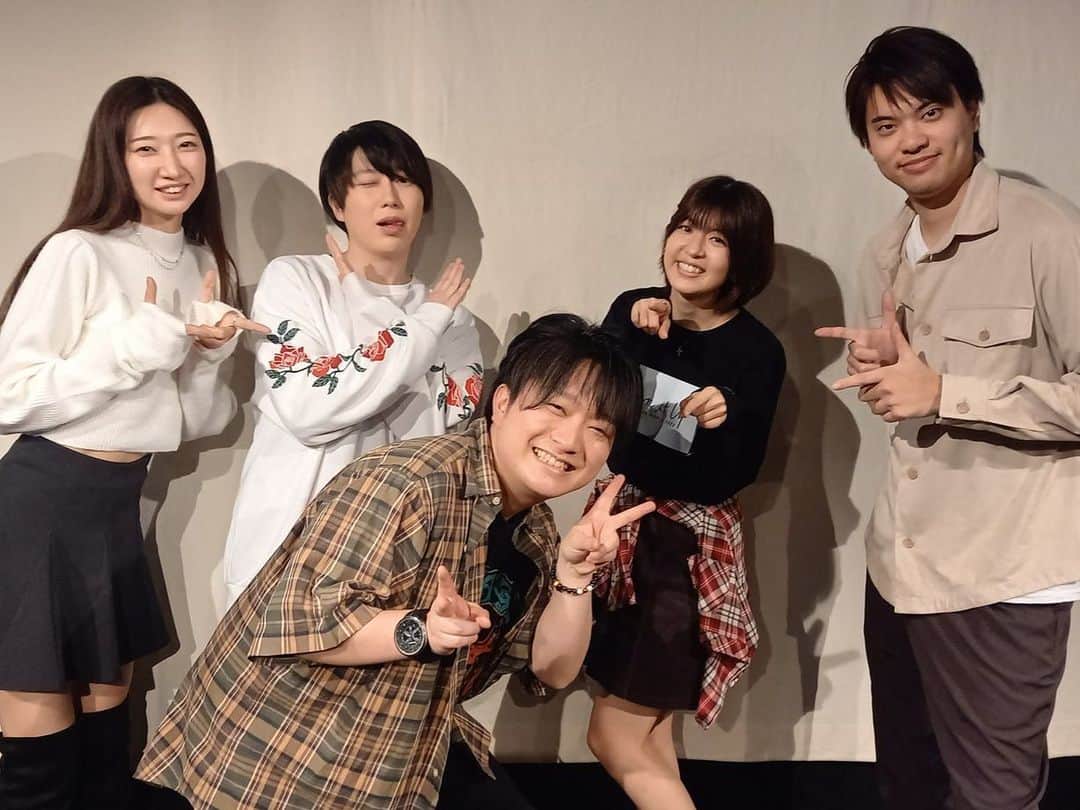 高橋ふみやのインスタグラム：「#ベタ拓 無事に終演する事が 出来ました！ 今回は初めての経験もしました。 コント舞台、音響、照明の 相談打ち合わせなど 普段の舞台では経験出来ないような 貴重な時間を過ごさせてもらい 幸せです！！  これを活かしてもっと精進したいと思います！  拓巳、有ちゃん、愛美 こういち、あやの  VTRではりーちゃん。 ありがとうございました！  皆さんと  #天てれ メンバーに 会える事を願いながら 今日からまた歩き出します！  皆様、本当にありがとうございました☺️」