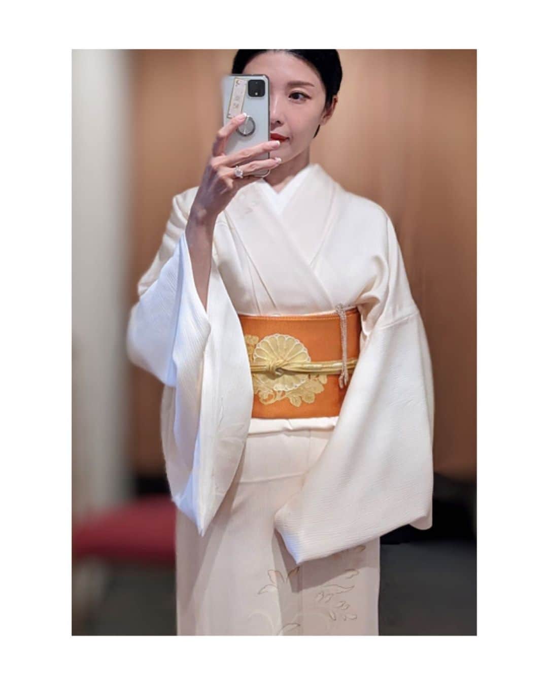 川村亜紀さんのインスタグラム写真 - (川村亜紀Instagram)「小雪も過ぎましたが、載せておりませんでしたお単衣のコーディネートです。 付下げと帯ともに #呉服に志田 さんです。 ＊鏡に向かい撮影しておりますゆえ、衿合わせが反対に見えております。ご了承下さい。 #kimono #kimonocordinate #japanesekimono #japanesetradition #beautifultradition #lovekimono  #instakimono #기모노  #お着物 #お着物コーディネート #着物コーディネート  #お単衣 #付下げ #名古屋帯  #亜紀の和装記録」11月28日 9時51分 - _aki1015_