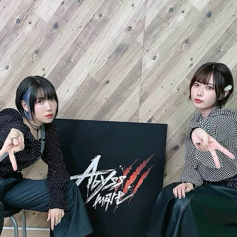 のインスタグラム：「. #D4DJ 8週連続生放送⚡️ #Abyssmare #山田美鈴 ちゃんと✌️ 衣装とかもそのうち出来たりするのかな〜たのしみ😃😃😃  この日は珍しくサスペンダーつけた🌼」