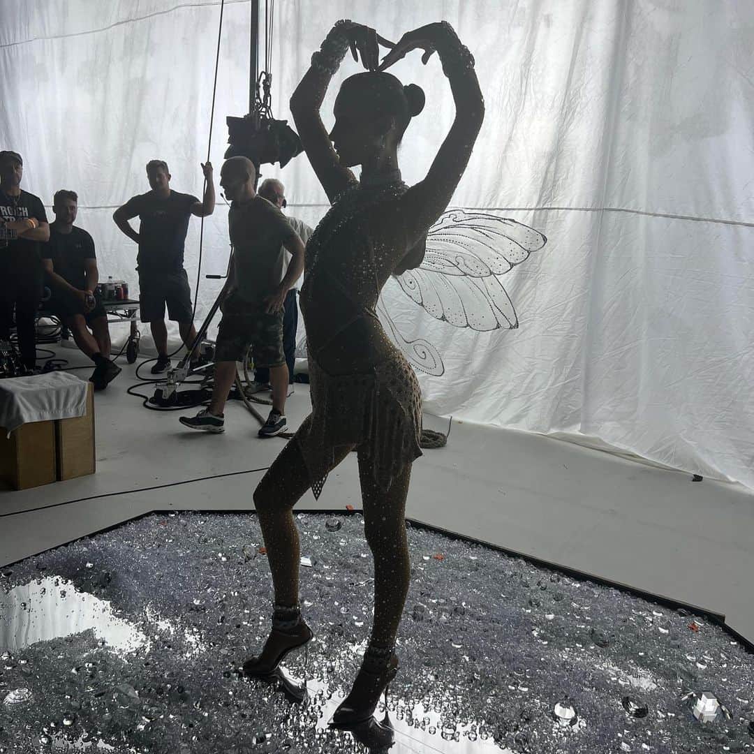 ベラ・ハディッドのインスタグラム：「@swarovski 💡✨💎」