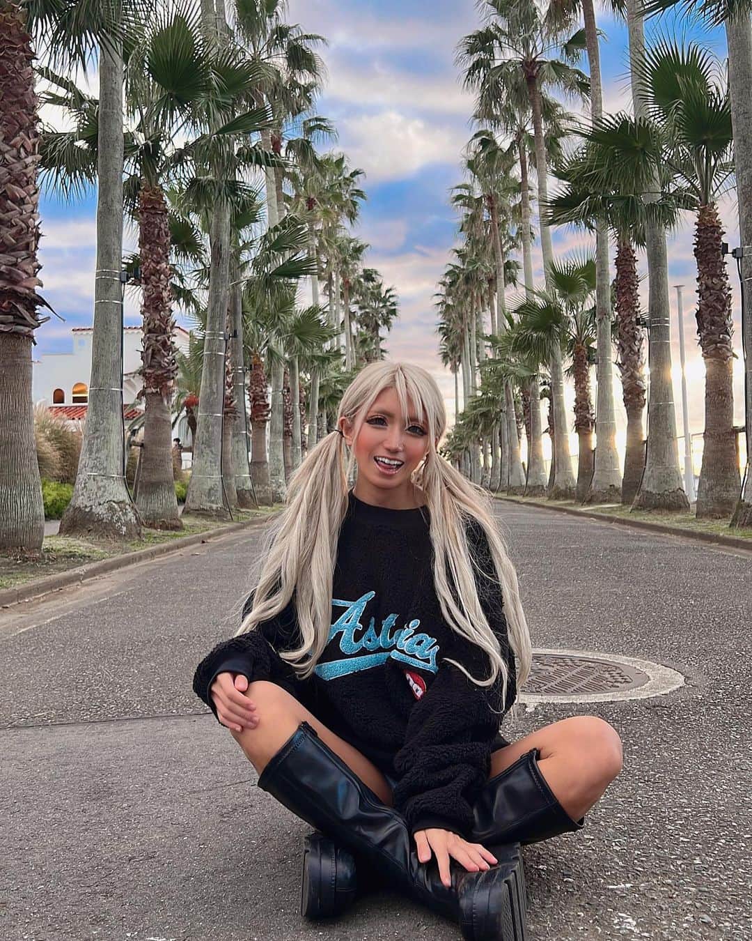のインスタグラム：「. 久しぶりに逗子マリーナ🌴🌴 ここに来るとリゾートにいる気分になれるから好き😍🌈🏖🤎 1年中summer感じてたい🏝 ヤシの木大好き💙💛🧡🤍💚 . @oldrookie.shop ここのshopでまたまた可愛いもこもこの服GET🤍🤍触り心地がめちゃくちゃ良いねん😍💖メンズもあるから見てみて〜🌴😆 . . #リビエラ逗子マリーナ #逗子マリーナ #逗子 #リゾート気分 #リゾートライフ #ギャル #ツインテール #ブラックコーデ #サーフ #サーフスタイル #surf #サーフガール #おしゃれさんと繋がりたい #ロンハーマン #カリフォルニア #海外ファッション #153cmコーデ #resortlife #fashionstyle」