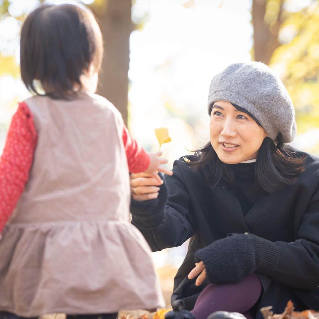 中江有里のインスタグラム：「「はい、どーぞ」  プレゼントはイチョウの葉。  姪っ子は何をしても可愛い。  #中江有里」