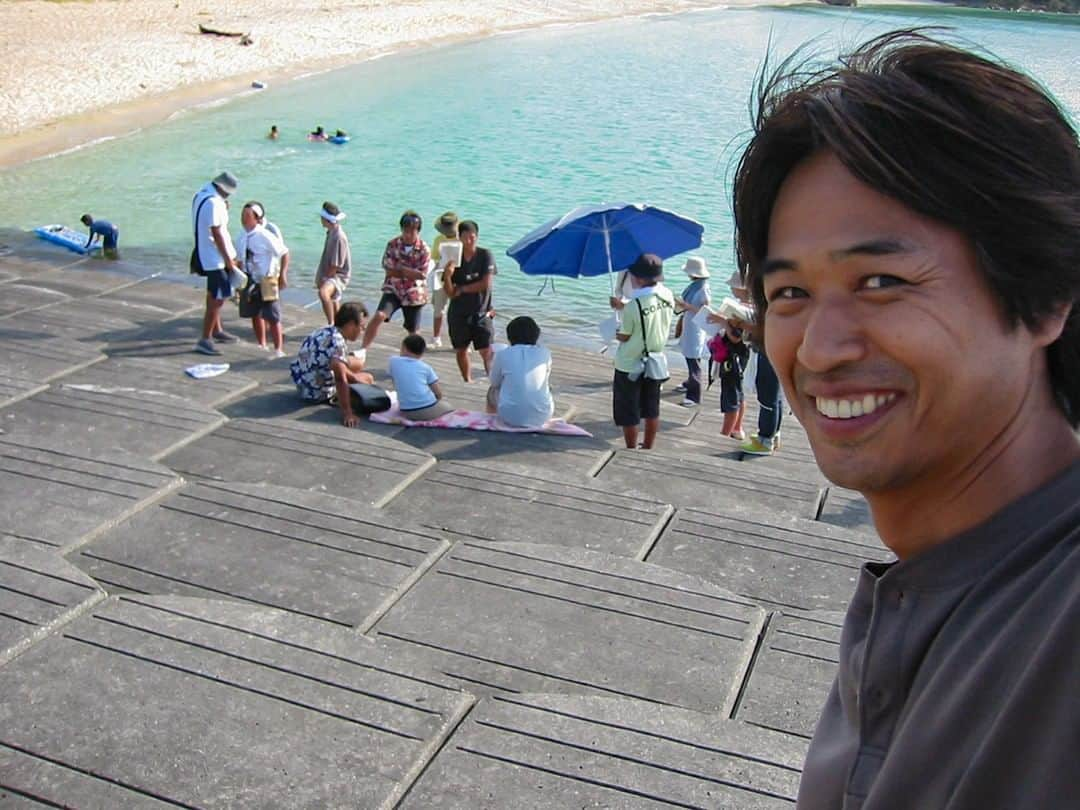 時任三郎のインスタグラム：「#Drコトー診療所 2003年与那国ロケの撮影風景@久部良 芝居の打合中 フジテレビ系列各局で再放送中 TVer・FOD・GYAO! でも配信中 #Drコトーとの思い出 映画「Dr.コトー診療所」12月16日（金）公開」