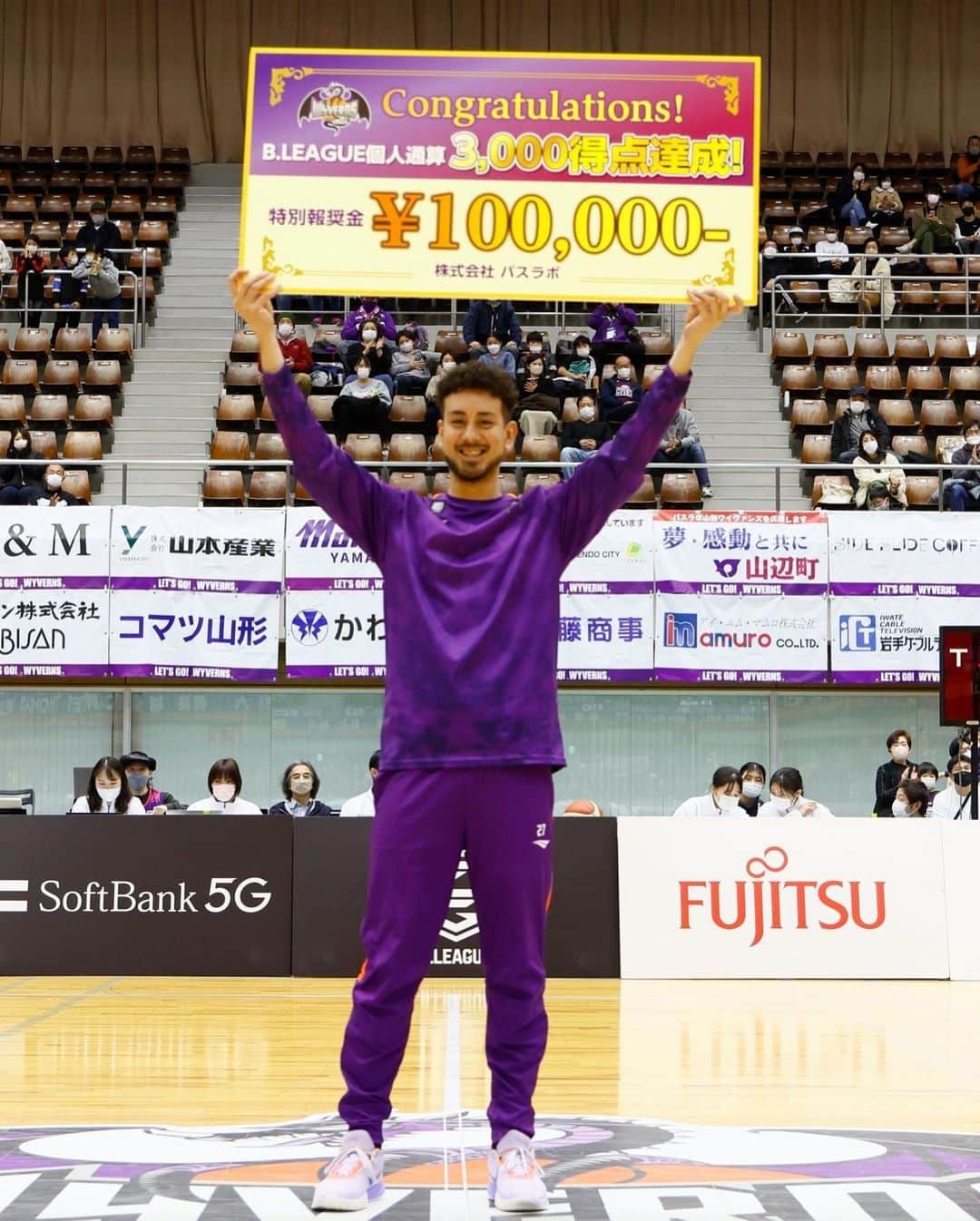 眞庭城聖さんのインスタグラム写真 - (眞庭城聖Instagram)「嫁の誕生日に3000得点達成しチームも創設初の5連勝と最高の1日になりました🎉 沢山のお祝いのメッセージ有難うございます‼️関わる皆様に感謝致します‼️ また4000点目指して頑張ります🙌 #山形ワイヴァンズ #山形 #bleague #basketball #3000points #iloveyou3000 #ironman」11月28日 13時10分 - money_0527