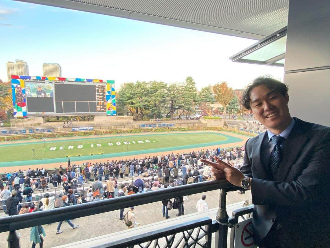 服部優陽のインスタグラム：「ジャパンカップのリポートで東京競馬場へ行ってきました！  初めて装鞍所へ行きましたが パドックとはまた違う独特の緊張感があって とてもいい経験になりました！  大学生以来の東京競馬場に 今度は仕事で来られたことが少し感慨深かったです。  ヴェラアズール号、おめでとうございます👏  #ジャパンカップ #JC #ヴェラアズール」