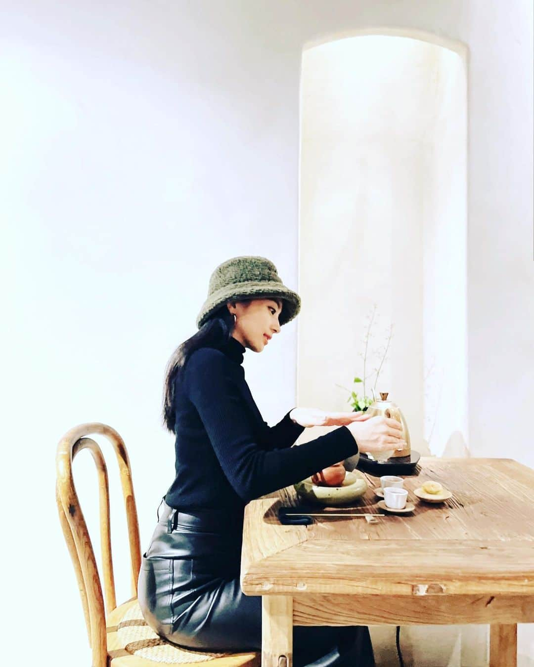 蒼あんなさんのインスタグラム写真 - (蒼あんなInstagram)「Tea time in Taiwan 🤤☕️🫖  台湾茶は味はもちろん 香りの移り変わりを楽しみながら ゆったりと過ごせるから本当好き！💖  台湾はお茶✖️何かで生み出す創造性は 本当世界一だと思う👏笑  ここのお茶のカクテルも ジョッキで欲しいくらい美味しかった😂💓  最近お気に入りの帽子は　 @lemonplet.official 👒  #台湾 #台湾茶 #taiwan #tawianesetea」11月28日 18時39分 - twins_anna