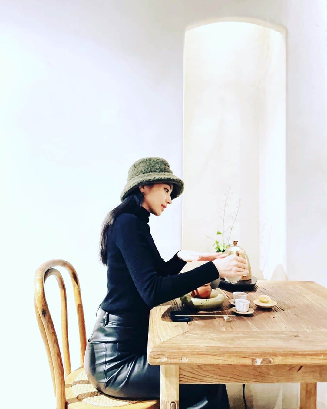 蒼あんなのインスタグラム：「Tea time in Taiwan 🤤☕️🫖  台湾茶は味はもちろん 香りの移り変わりを楽しみながら ゆったりと過ごせるから本当好き！💖  台湾はお茶✖️何かで生み出す創造性は 本当世界一だと思う👏笑  ここのお茶のカクテルも ジョッキで欲しいくらい美味しかった😂💓  最近お気に入りの帽子は　 @lemonplet.official 👒  #台湾 #台湾茶 #taiwan #tawianesetea」