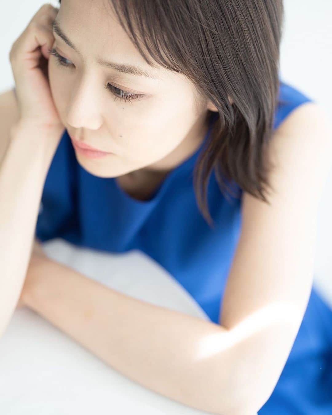 のインスタグラム：「・ 23日に開幕し、1週目が終わりました！  初日、幕が開く瞬間に 突然ワクワクして 袖で自分がわーっと笑顔になったことに、びっくりしたのを覚えてます。 ⁡ 割と緊張してたのですが あぁこれから面白い芝居の公演が始まるんだと思ったら。 ⁡ 幕開きから終幕までこの作品の怒涛の迫力の渦の中で 松尾さんのセリフを聞いたり喋ったり歌ったり お芝居が、劇場が大好きだなと感じます。 ⁡ 1週目から沢山知り合いが観に来てくれ、色んな感想をくれました。 私の感想が歌だけじゃなく、お芝居の部分を観てくれる人も多く、それが嬉しかった。 ⁡ 今日はお休み。ゆっくり休んで 明日からシアターコクーンにてまたお待ちしております👓✏️ ⁡ ⁡ ⁡ ⁡ #ツダマンの世界  #1週目終了 ⁡  #笠松はる  ⁡ ⁡撮影 @photo_by_kinamisayaka」