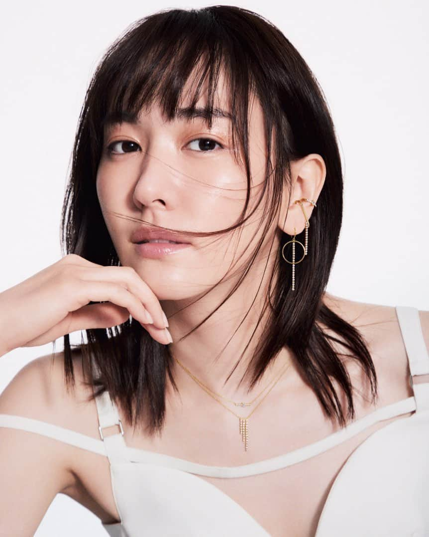 新垣結衣（ファンアカウント）のインスタグラム：「- ELLE JAPON 2023年1月号  「AHKAH 新垣結衣と輝くホリデージュエリー」  #新垣結衣 #ガッキー #yuiaragaki」