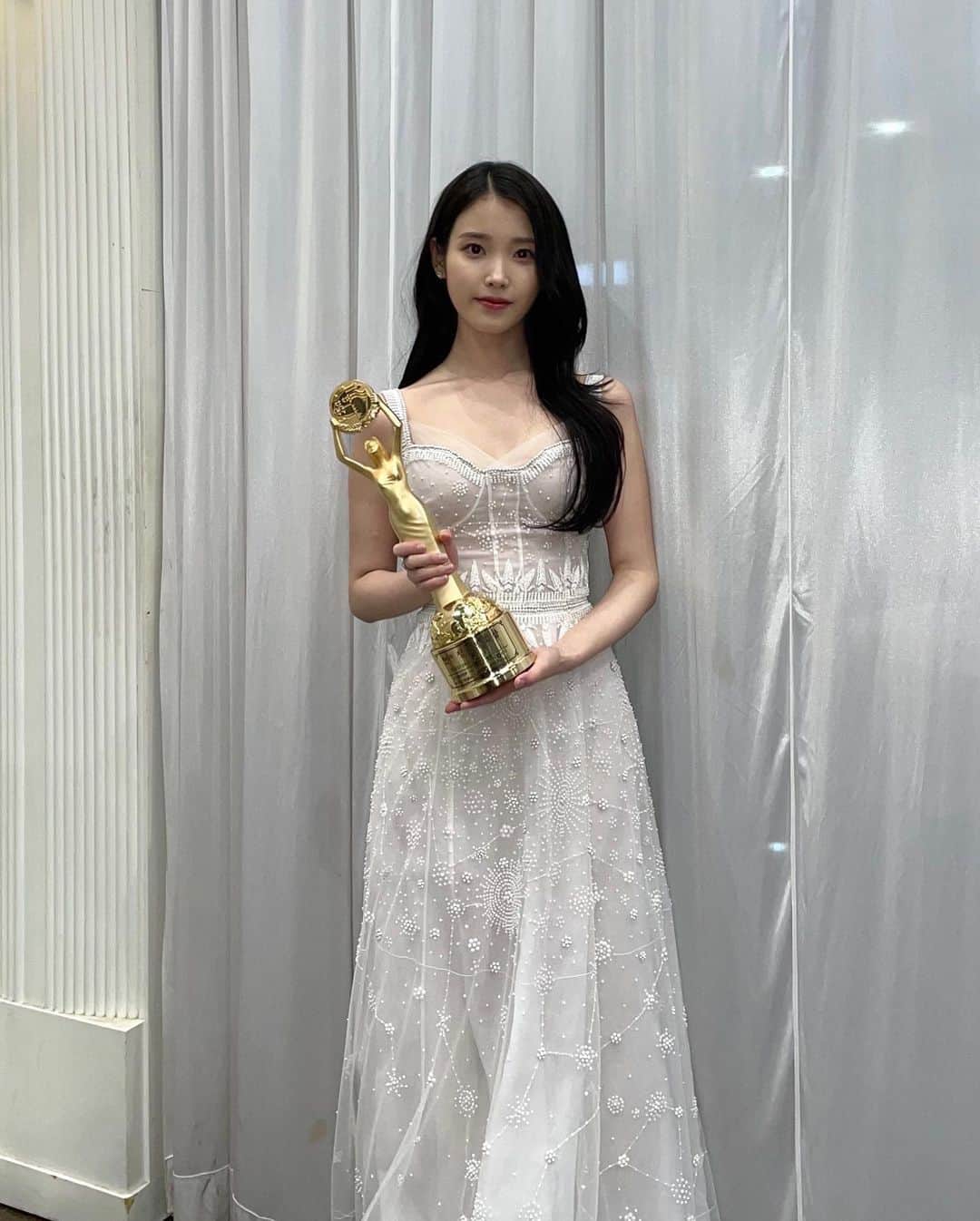 のインスタグラム：「청룡영화제 인기상과 이쁜 사진들 다 감사합니다 💙」