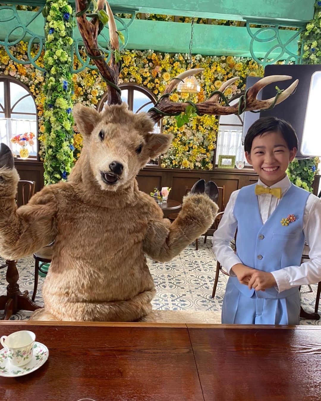 村山輝星のインスタグラム：「【出演情報】  パナソニックグループの新CMに、 カフェマスター役で出演させて頂いております！  YouTubeにはCMの他に、 インタビューやPRメッセージもアップされています✨  ちなみに､､､インタビュー動画は 「きらりチャンネル」を参考に編集して頂いているそう😳   是非、チェックお願い致します👀👀👀  🦌  みなさん こんにちは。 パナソニックグループのCMに出演することになりました、 村山輝星です。 わたしは、このお花がいっぱいの不思議なカフェのマスターで、 いろんな人の、そしてシカの！？ 幸せを見つけるお手伝いをしていきます。 ぜひお楽しみください！ 幸せの、チカラに。  🦌  #村山輝星 #劇団東俳 #Tプロジェクト #子役 #出演情報 #CM #パナソニック #幸せのチカラに #続けシアワセ #Panasonic  @panasonic_global」