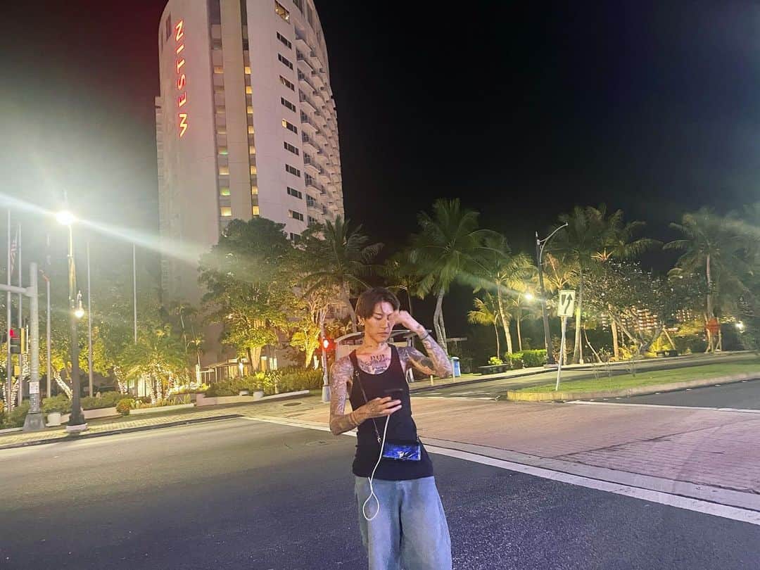 KOHEYのインスタグラム：「グアムの夜🇬🇺 #Hereweguam #guam100 #bestguam #PR @visitguam_jp  #グアム #グアム観光 #旅行 #guam #travel  #tattoo」