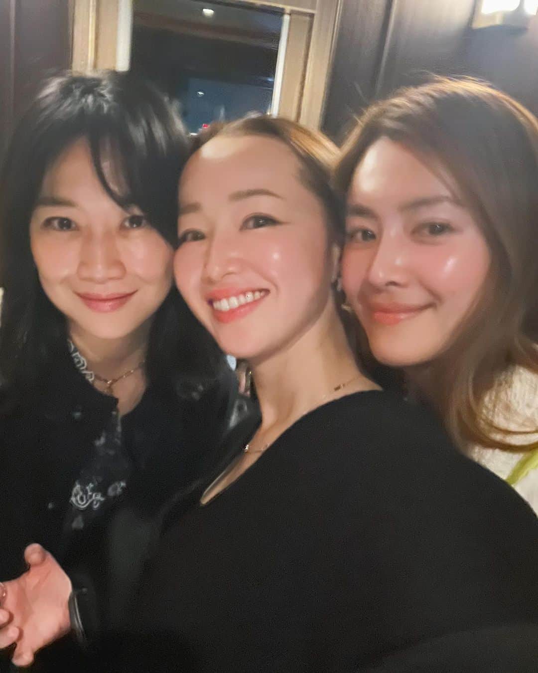 のインスタグラム：「Tokyo night out with these lovely girl friends💓💓  ニューヨークと韓国から集まり、久しぶりに会えた大好きなふたり💕  #eatlaughlove #loveyoutwo #tokyodays」