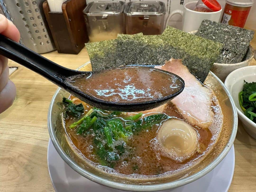 rasuさんのインスタグラム写真 - (rasuInstagram)「やっぱり今日も旨すぎたうらむさ！ 強めのカエシにもバランスが取れる濃厚なスープと最高の鶏油うめぇぇぇええ！！！！！！！！！！！！  #裏武蔵家 #家系ラーメン #家系 #ラーメン #超うまい」11月28日 15時05分 - rashu_eat
