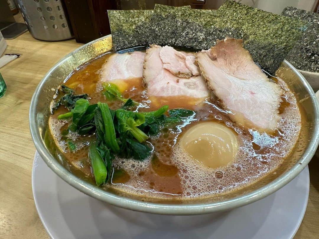 rasuさんのインスタグラム写真 - (rasuInstagram)「やっぱり今日も旨すぎたうらむさ！ 強めのカエシにもバランスが取れる濃厚なスープと最高の鶏油うめぇぇぇええ！！！！！！！！！！！！  #裏武蔵家 #家系ラーメン #家系 #ラーメン #超うまい」11月28日 15時05分 - rashu_eat