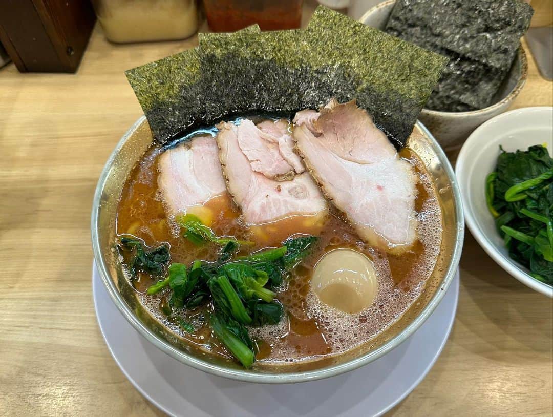 rasuさんのインスタグラム写真 - (rasuInstagram)「やっぱり今日も旨すぎたうらむさ！ 強めのカエシにもバランスが取れる濃厚なスープと最高の鶏油うめぇぇぇええ！！！！！！！！！！！！  #裏武蔵家 #家系ラーメン #家系 #ラーメン #超うまい」11月28日 15時05分 - rashu_eat