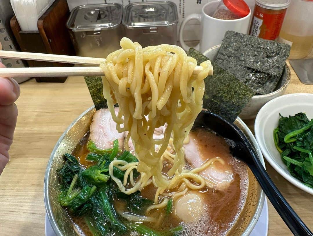 rasuさんのインスタグラム写真 - (rasuInstagram)「やっぱり今日も旨すぎたうらむさ！ 強めのカエシにもバランスが取れる濃厚なスープと最高の鶏油うめぇぇぇええ！！！！！！！！！！！！  #裏武蔵家 #家系ラーメン #家系 #ラーメン #超うまい」11月28日 15時05分 - rashu_eat