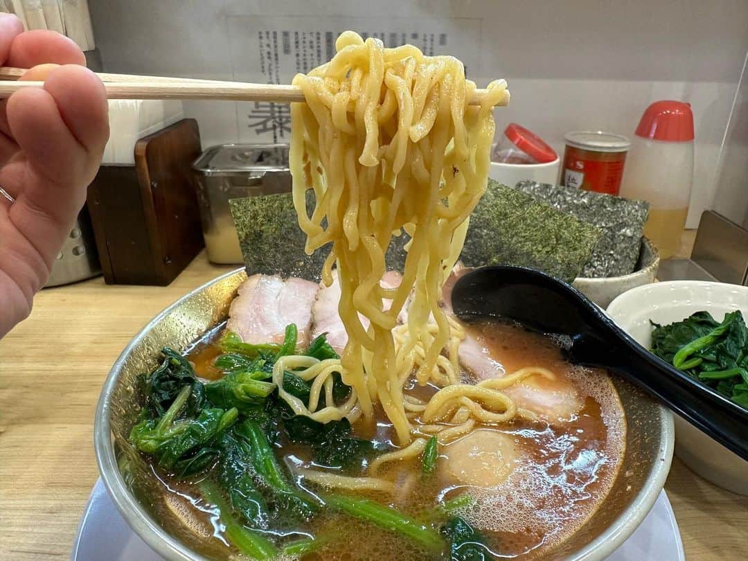 rasuさんのインスタグラム写真 - (rasuInstagram)「やっぱり今日も旨すぎたうらむさ！ 強めのカエシにもバランスが取れる濃厚なスープと最高の鶏油うめぇぇぇええ！！！！！！！！！！！！  #裏武蔵家 #家系ラーメン #家系 #ラーメン #超うまい」11月28日 15時05分 - rashu_eat