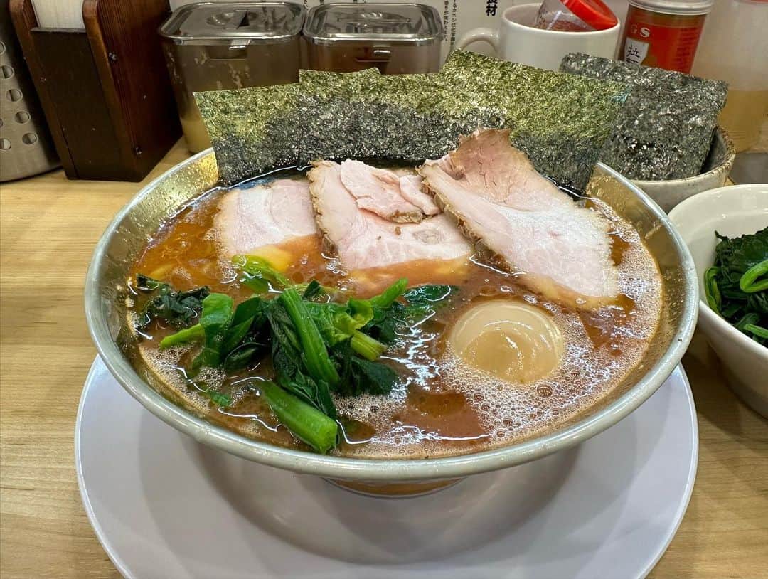 のインスタグラム：「やっぱり今日も旨すぎたうらむさ！ 強めのカエシにもバランスが取れる濃厚なスープと最高の鶏油うめぇぇぇええ！！！！！！！！！！！！  #裏武蔵家 #家系ラーメン #家系 #ラーメン #超うまい」